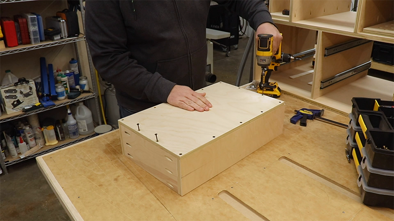 Attaching the drawer bottoms