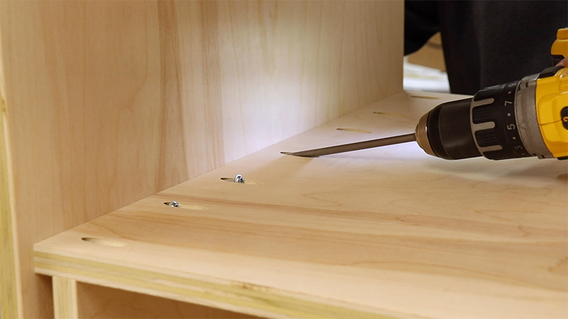 Attaching the horizontal divider with pocket screws